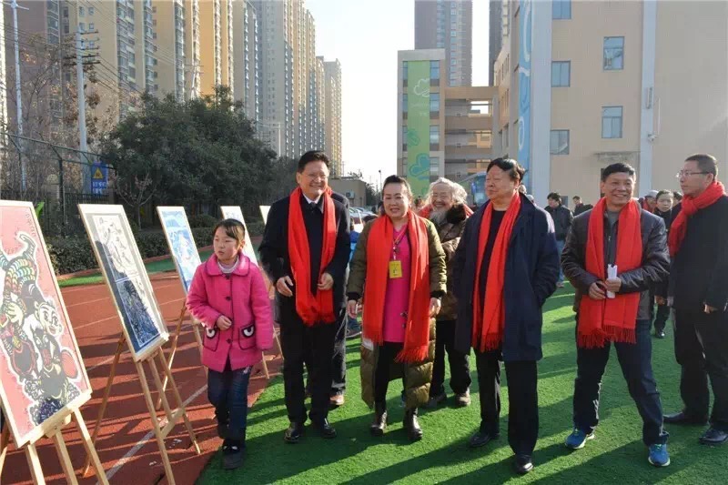 陕西省美协副主席、少儿艺委会主任宋亚平，陕西美协少儿美术艺委会主任靳长安陪同陕西省美协主席王西京等参观展览