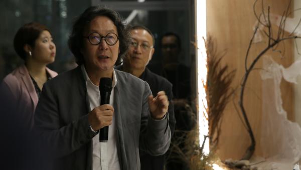 徐冰在喜玛拉雅美术馆 陆晔 摄