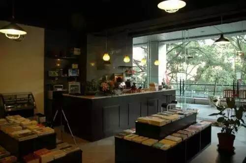 位于莘庄的犀牛书店。