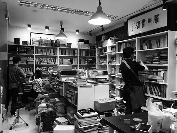 已经有些“兵荒马乱”之感的犀牛书店。