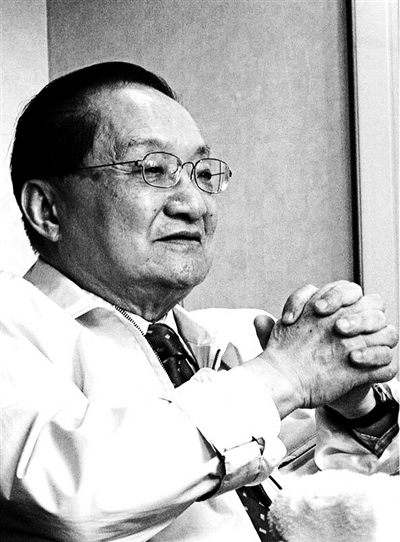 93岁的作家金庸（原名查良镛），近日以对方侵权和不正当竞争为由，起诉畅销书作家江南（原名杨治）等四被告。由于一方为以《射雕英雄传》等武侠小说驰名的大家，另一方今年3月刚以3200万版税登第十届作家富豪榜榜首。此事昨日引起了不小的轰动。