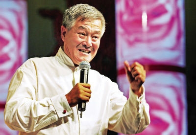 “他抓虱子放在显微镜下看”