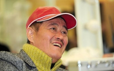 在数次前往石嘴沟村采访时，本报记者曾与多位村民聊起童年时期的赵本山。“赵本山现在可了不得！”“那可有老了钱了！”这是很多村民在聊起赵本山时候的开场白。很多人知道，赵本山是个“孤儿”，5岁时母亲去世，父亲去了北大荒，扔下他一个人跟随眼盲的叔叔生活，并学会了“扒拉三弦儿”。