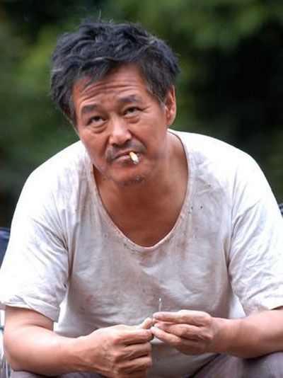 2011年，在一次前往莲花乡采访的时候，一位60多岁的村民告诉记者：“赵本山小时候挺淘的，家里穷得叮当响，他吃百家饭，跟他二叔学三弦儿，能演也能说。”赵本山的二叔赵德明则说，没想到他能混成今天这样，“还一直‘忽悠’到中央电视台去了，连我这老头子也跟着出了点名。”