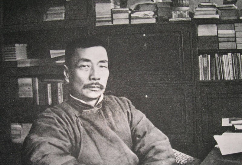 鲁迅，原名周树人，生于1881年9月25日，逝世于1936年10月19日。