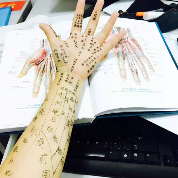 受李雷老师的启发，南京医科大学大一新生在手臂标注各块肌肉，被大家称作“盖世麒麟臂”。 南医大 供图