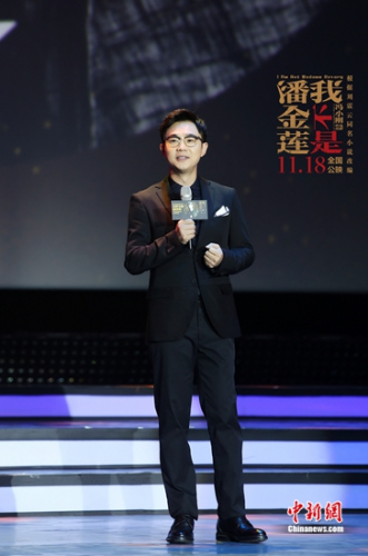大鹏回忆在片场与冯小刚导演收工唱歌的日子