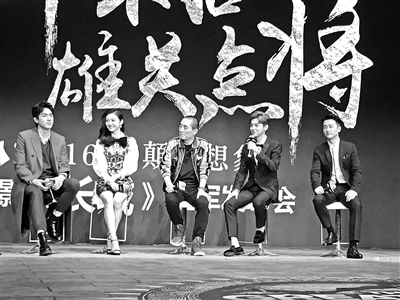 张艺谋导演新作《长城》将于12月16日公映，昨日影片举行“五军集结 雄关点将”发布会。然而，这个看似简单的影片发布会，其各种构成元素，诸如影片本身、导演、服装设计团队等背后，却都体现出当下中国电影在不同领域中的主流商业策略。
