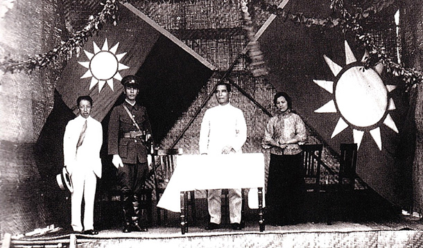 1924年6月，黄埔军校开学典礼，主席台上右起：宋庆龄、孙中山、蒋介石、廖仲恺。