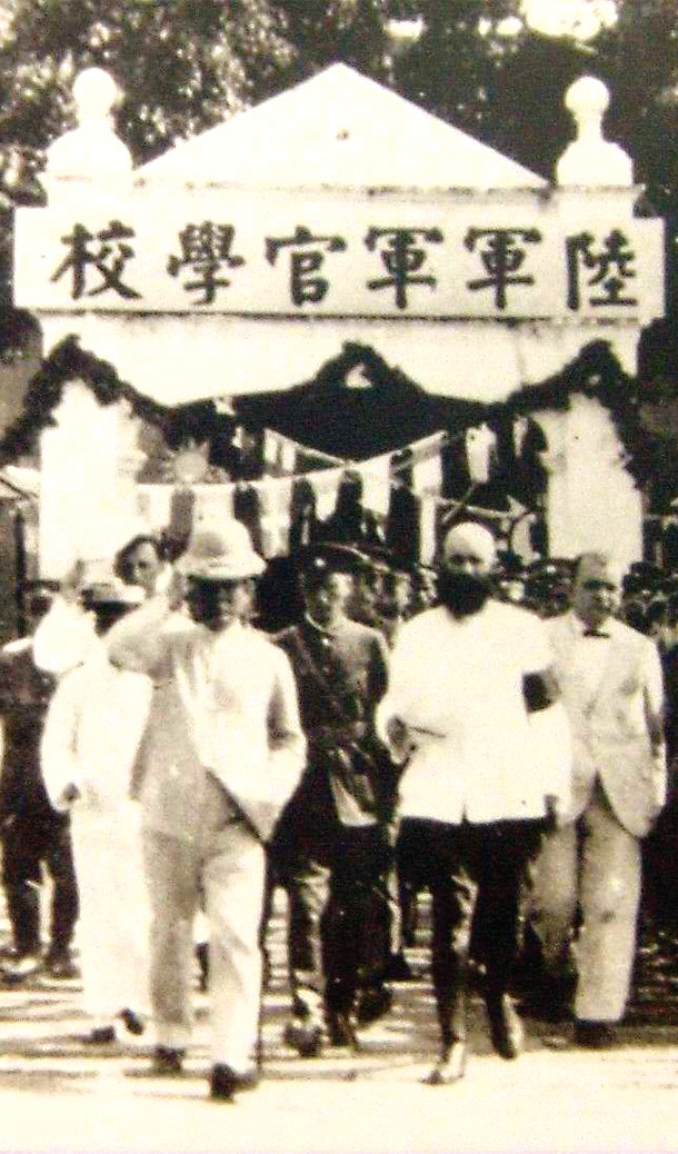 1924年6月，黄埔军校开学典礼后，孙中山、蒋介石与苏联代表等一同走出校门。