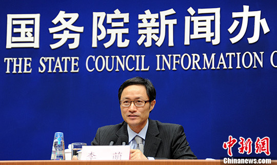 科技部副部长李萌在会上表示，中国将确立增加知识价值分配的导向，统筹不同岗位科研人员的收入，给予高校与科研机构在收入分配上的自主权，部分科研机构将探索实行合同制管理。 中新社记者 杨可佳 摄