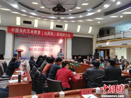 中国文艺界大腕直指艺术教育弊端。 李新锁 摄