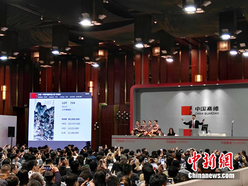 《巨然晴峰图》以5800万元起拍，最终以9000万元落槌(不含佣金)，按15%的佣金计算，成交价达1亿350万元。中新网记者 宋宇晟 摄