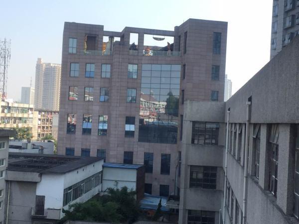 侧面远观环球金融广场招商中心楼顶佛像。 澎湃新闻实习生 孙名丽 图