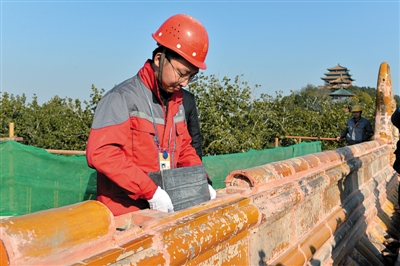 11月8日，寓意风调雨顺的宝匣被放入大高玄殿正殿琉璃脊正中脊筒子内，匣子是嘉靖年间制造，内放五谷五钱五宝，内部还有合金匣未开。新京报记者 浦峰 摄