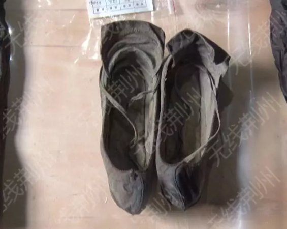 还有棉织品包裹的墓主人遗骸。