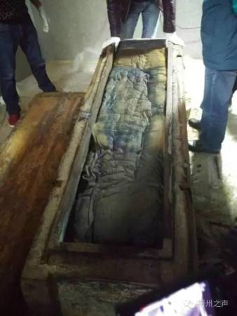 湖北古墓现500年前女尸 头发眉毛清晰可见