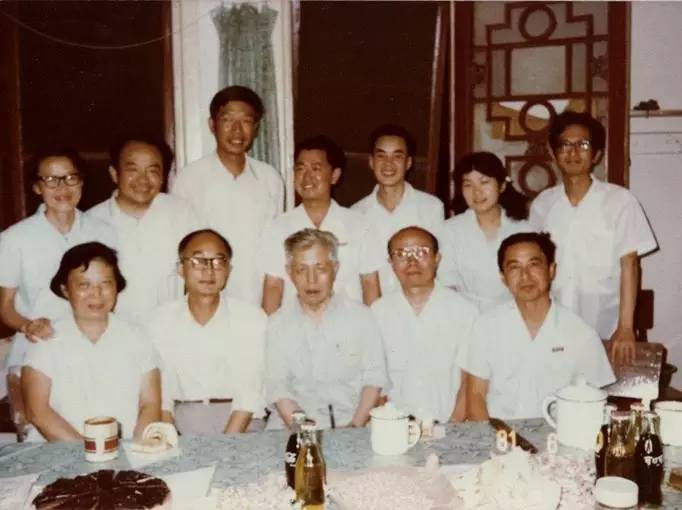 王瑶与孙玉石、钱理群等学生在一起